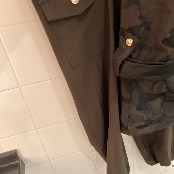 Chico’s Zenergy Camouflage Jacket and Pants Set - Picture 5 of 6